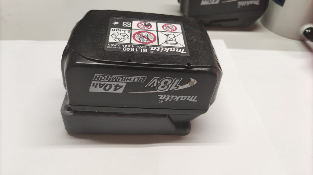 Akku-Aufnahme mit Kontaktplatte für 18V Akkus – Bild 2